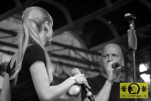 Dr. Ring Ding (D) with K-Mob 10. This Is Ska Festival - Wasserburg, Rosslau 24. Juni 2006 (11).jpg